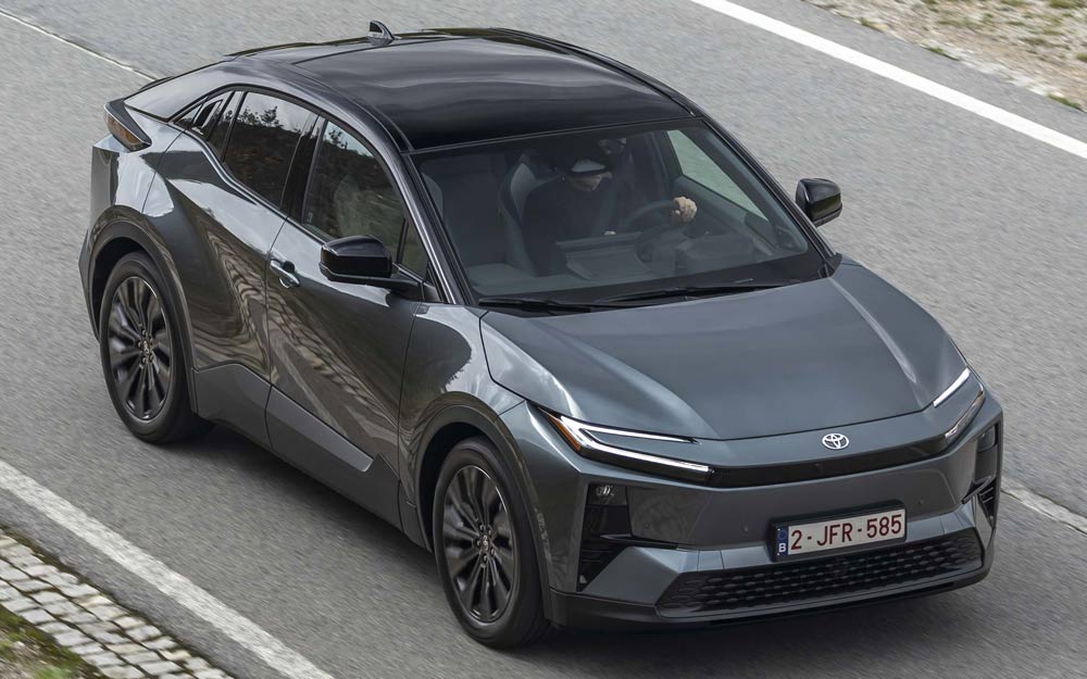 Tre Quarti Anteriore della Toyota C-HR Plus Color Antracite